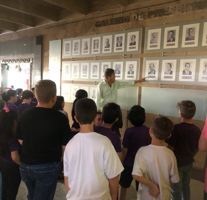 Estudantes participam de visita guiada pelo Centro Administrativo 1