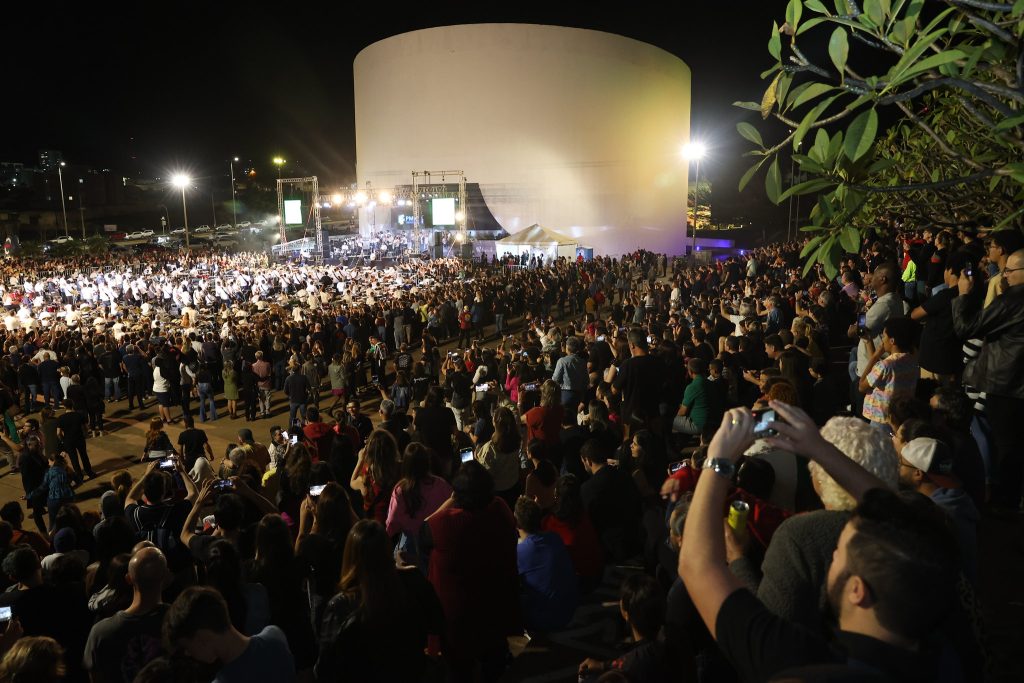<strong>‘Sou Mais Batera’ agita fãs do rock na esplanada do Teatro Municipal</strong> 1