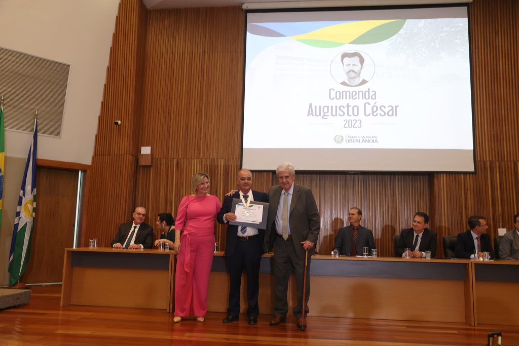 Chefe do Executivo presta duas homenagens com Comenda Augusto César 1