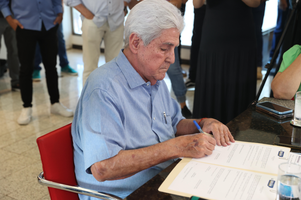 Assinadas ordens de serviço para construção de Emeis, ampliação de Emef e finalização da reforma do Centro Administrativo e da Câmara 1
