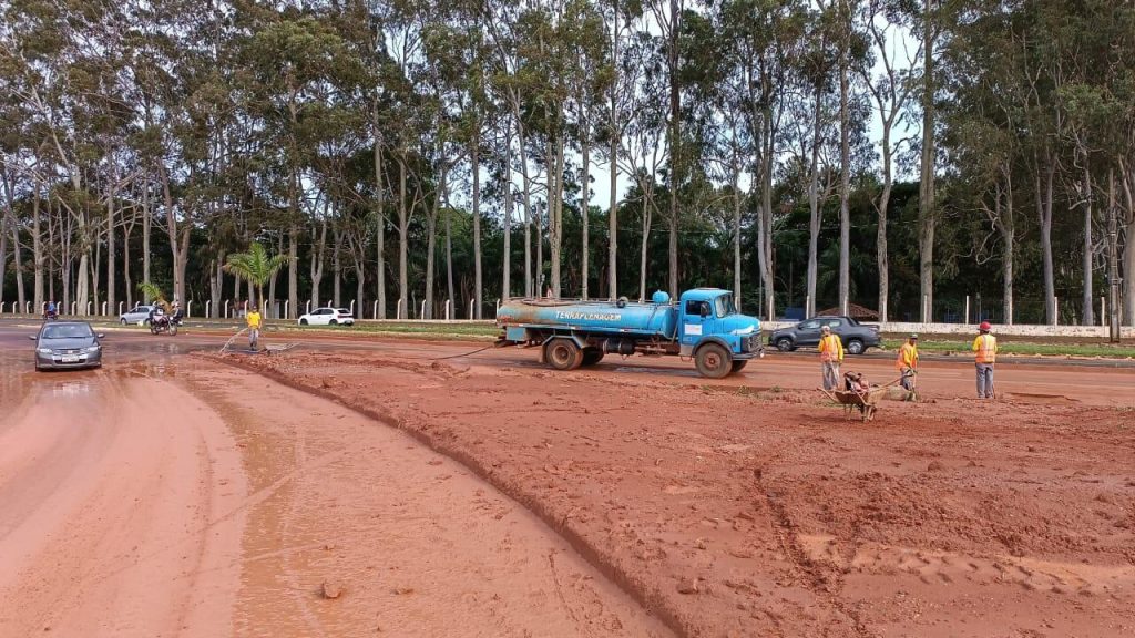 Prefeitura empenha equipes para limpeza e desobstrução de vias pós temporal 2
