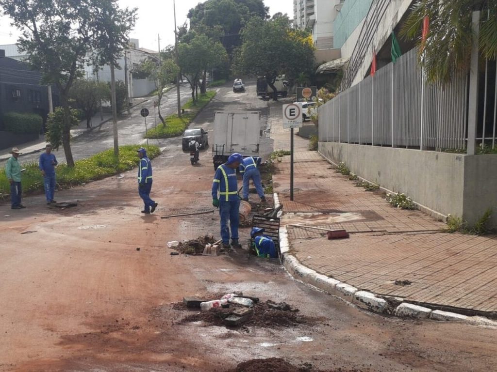 Prefeitura empenha equipes para limpeza e desobstrução de vias pós temporal 3