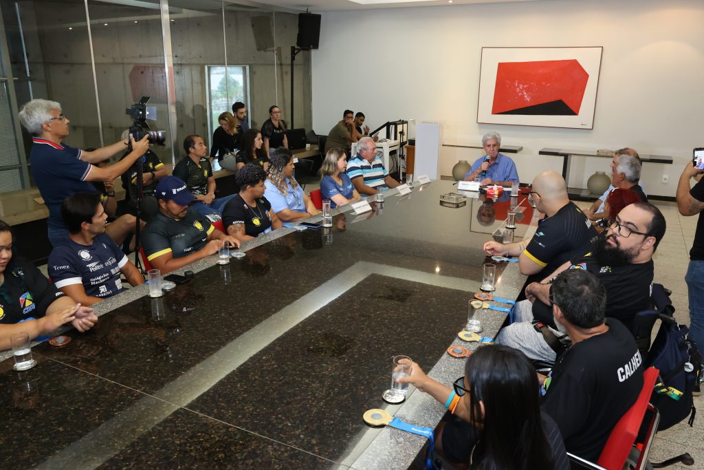 Prefeito recebe paratletas e treinadores de Uberlândia que estiveram no Parapan 3