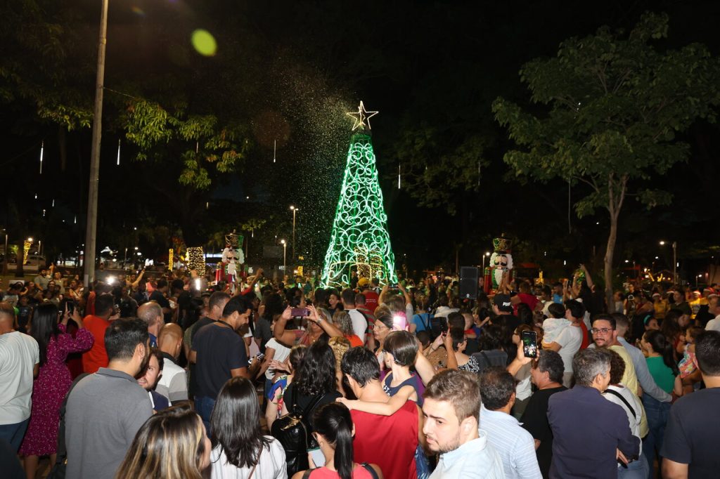 Prefeitura ilumina e reforça clima natalino em diferentes pontos de Uberlândia 2