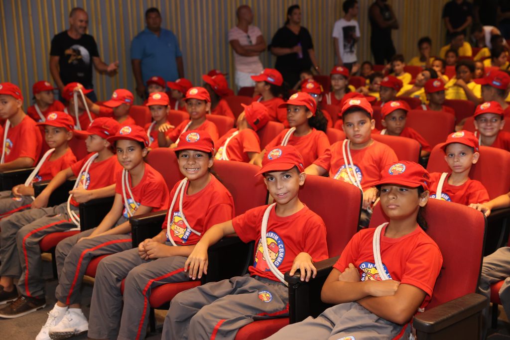 Prefeitura entrega certificados do convênio Bombeiro Mirim 2023 2