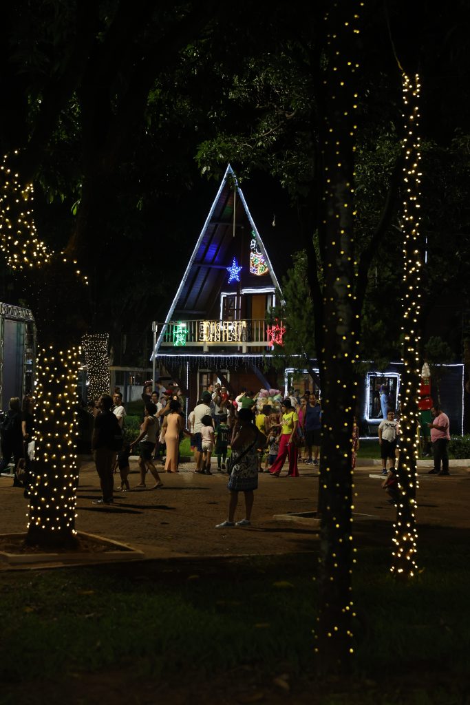 Iluminação especial natalina pode ser visitada até o próximo sábado (6) 1