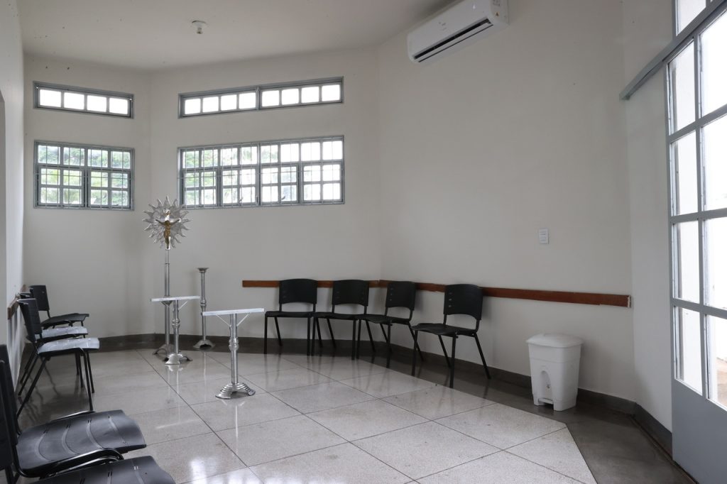 Prefeitura conclui reforma das salas velatórias do cemitério São Pedro 1