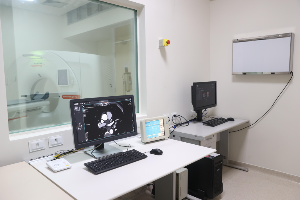 Prefeitura finaliza instalação de novo aparelho de tomografia do Hospital Municipal 1