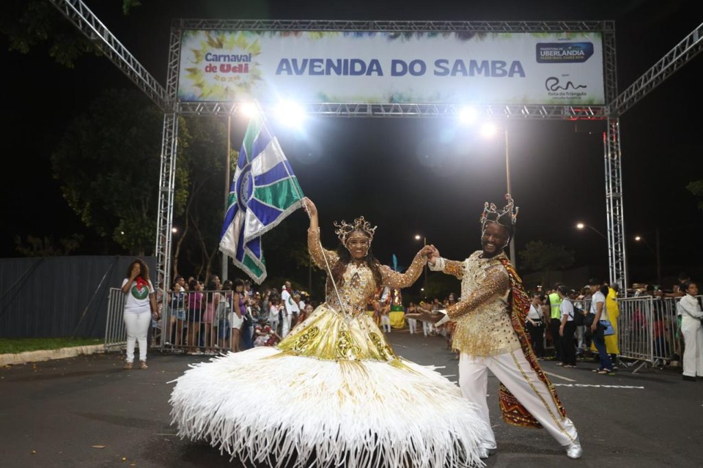 Noite de desfiles das escolas de samba e bloco do Carnaval de Uberlândia contagia público presente na avenida Balaiadas 1