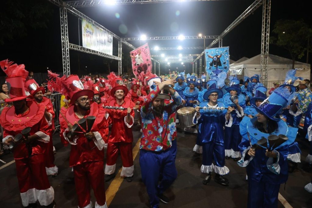 Noite de desfiles das escolas de samba e bloco do Carnaval de Uberlândia contagia público presente na avenida Balaiadas 2