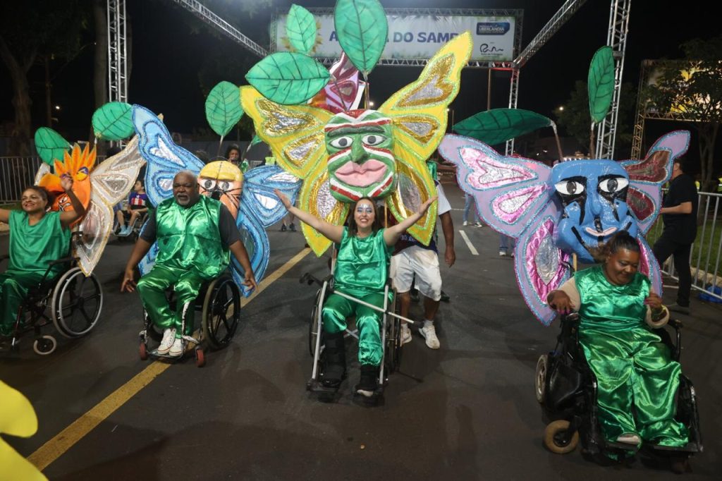 Noite de desfiles das escolas de samba e bloco do Carnaval de Uberlândia contagia público presente na avenida Balaiadas 3