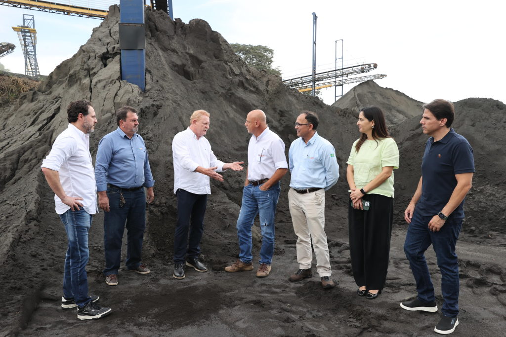 Prefeitura apresenta projetos inovadores com pó de rocha e biocarvão a deputado federal do Paraná 2