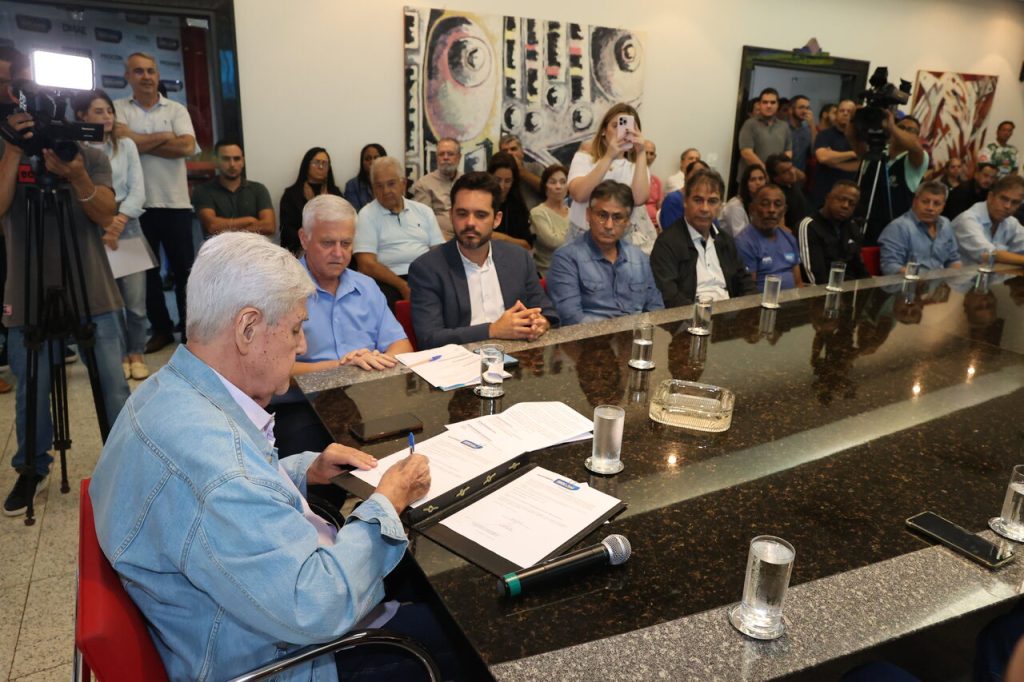 Assinada ordem de serviço para revitalização e modernização da estrutura de iluminação do Estádio Parque do Sabiá 1