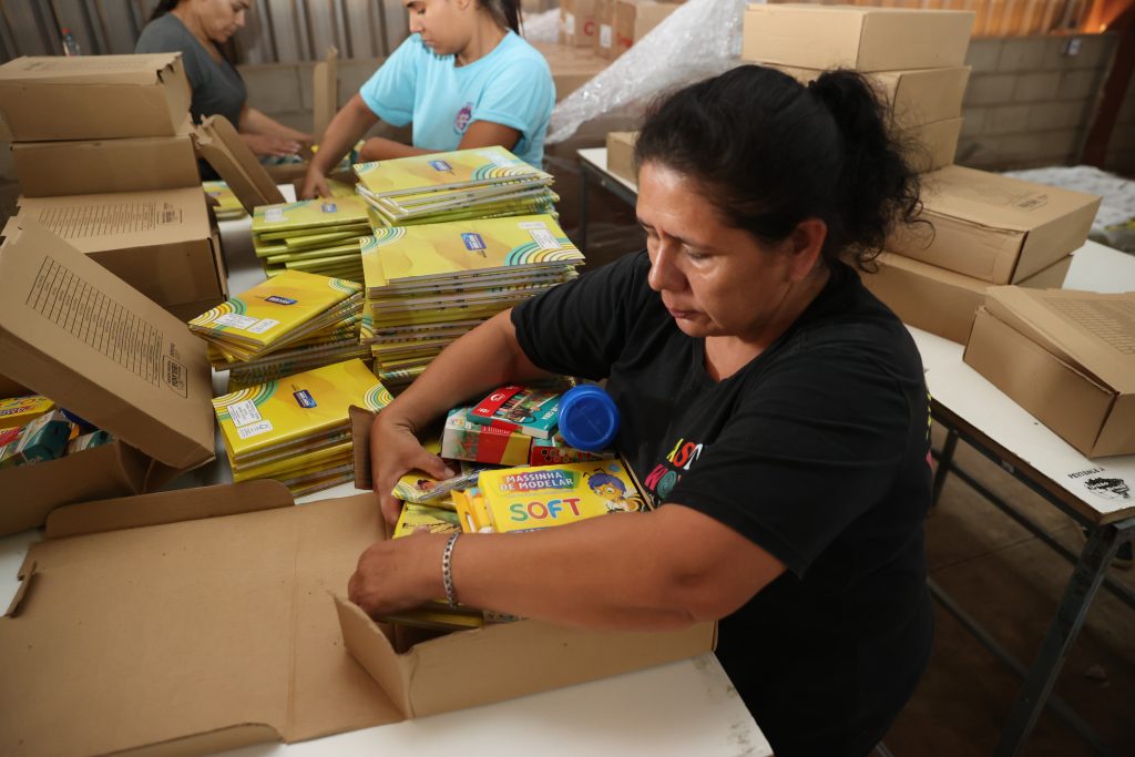 Prefeitura inicia distribuição de kits escolares na Rede Municipal de Ensino 1