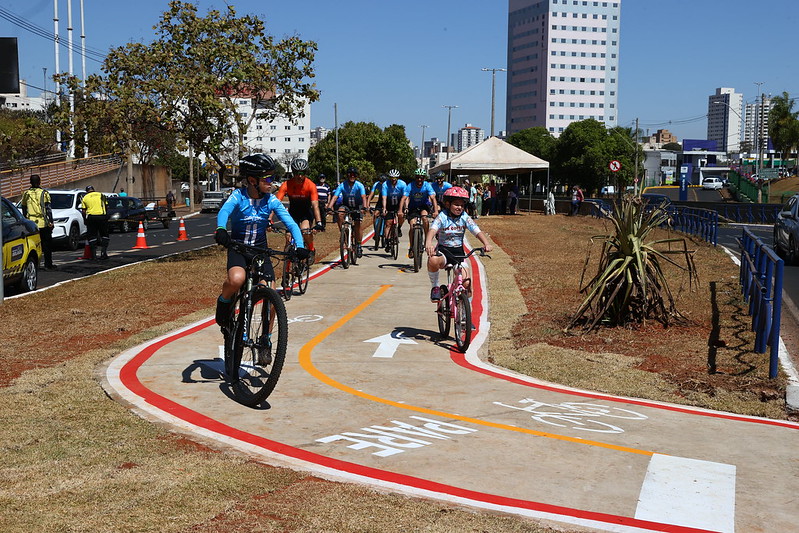 Prefeito inaugura ampliação de ciclovia no Setor Leste 2