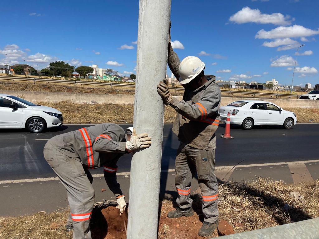 Prefeitura leva iluminação pública para trecho urbano da BR-365 e contempla trincheira do Taiaman 1