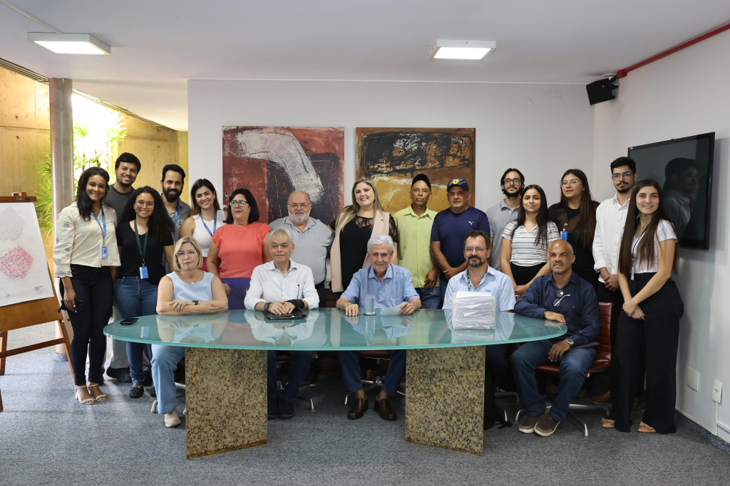 Prefeito assina e entrega à Cemig ofício para ligação de energia em mais de 600 casas do Maná 1