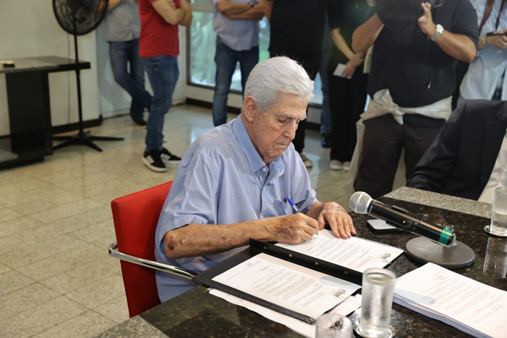 Chefe do Executivo assina decreto que institui o Plano Municipal de ...
