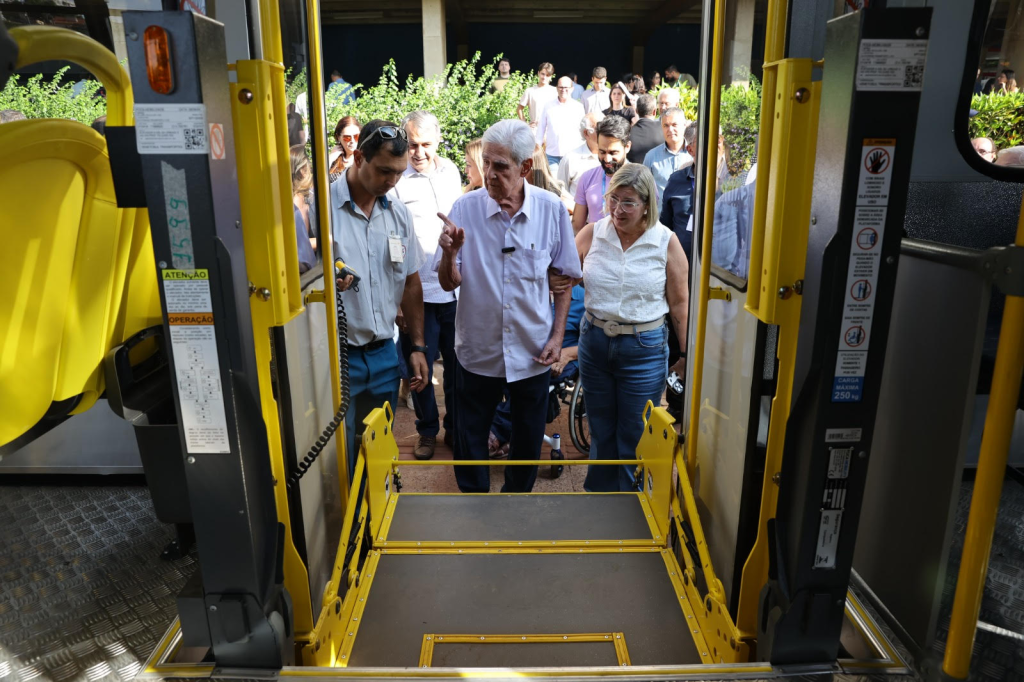 Prefeito anuncia chegada de 21 novos ônibus para frota do transporte público 1