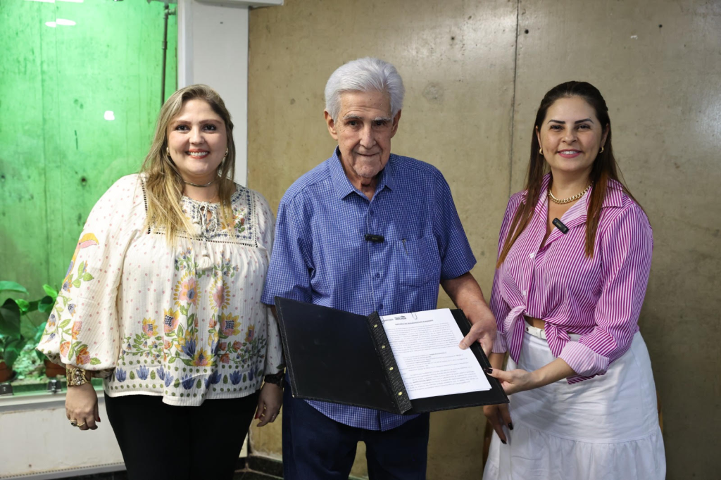 Chefe do Executivo entrega certidão que viabilizará título de propriedade às mais de 2 mil famílias do bairro Élisson Prieto (antigo Glória) 1