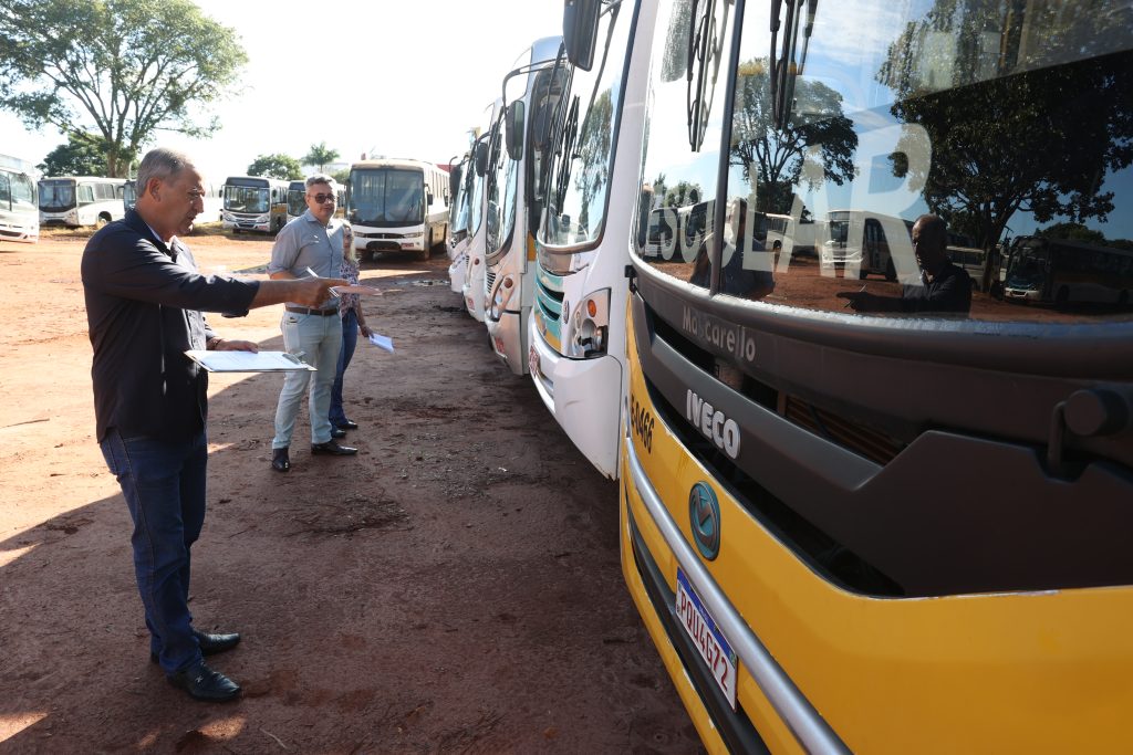 Prefeitura fiscaliza ônibus do transporte escolar municipal para garantir mais segurança aos estudantes 1