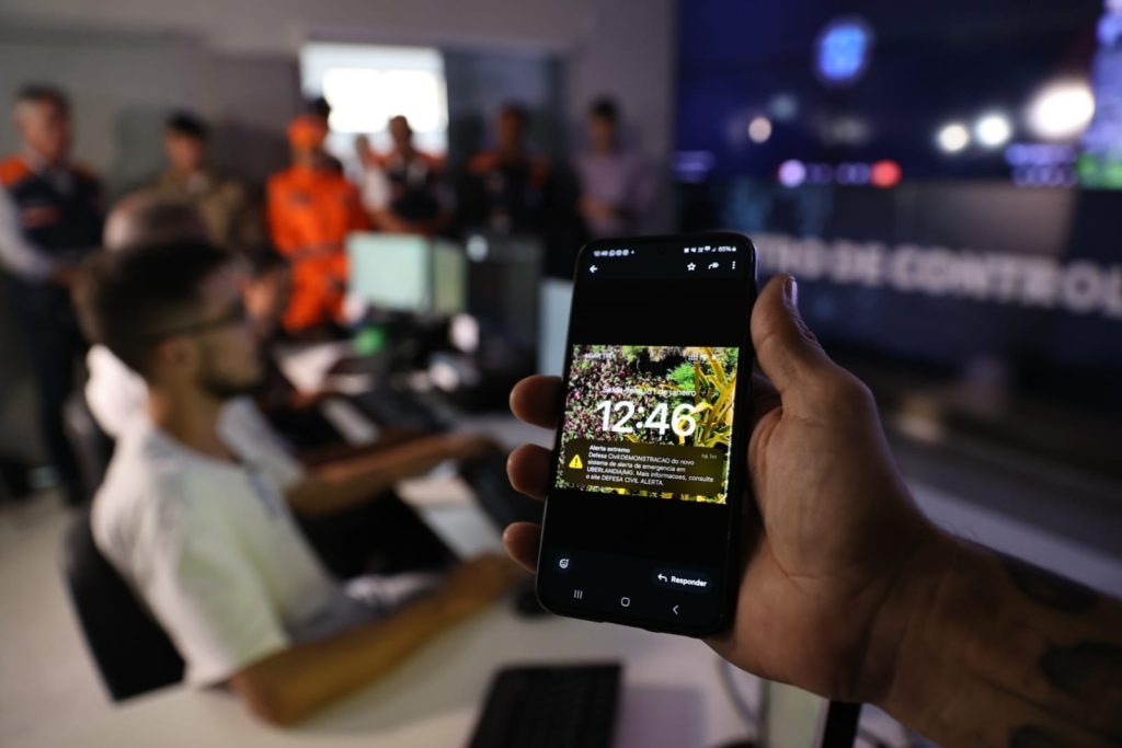 Entre as cidades pioneiras de Minas, Prefeitura realiza com sucesso teste inicial do novo alerta da Defesa Civil de eventos climáticos em Uberlândia 1