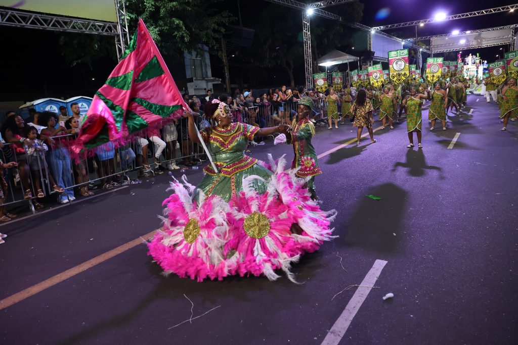Desfiles das escolas de samba contagiam público presente no Carnaval promovido pela Prefeitura de Uberlândia 2