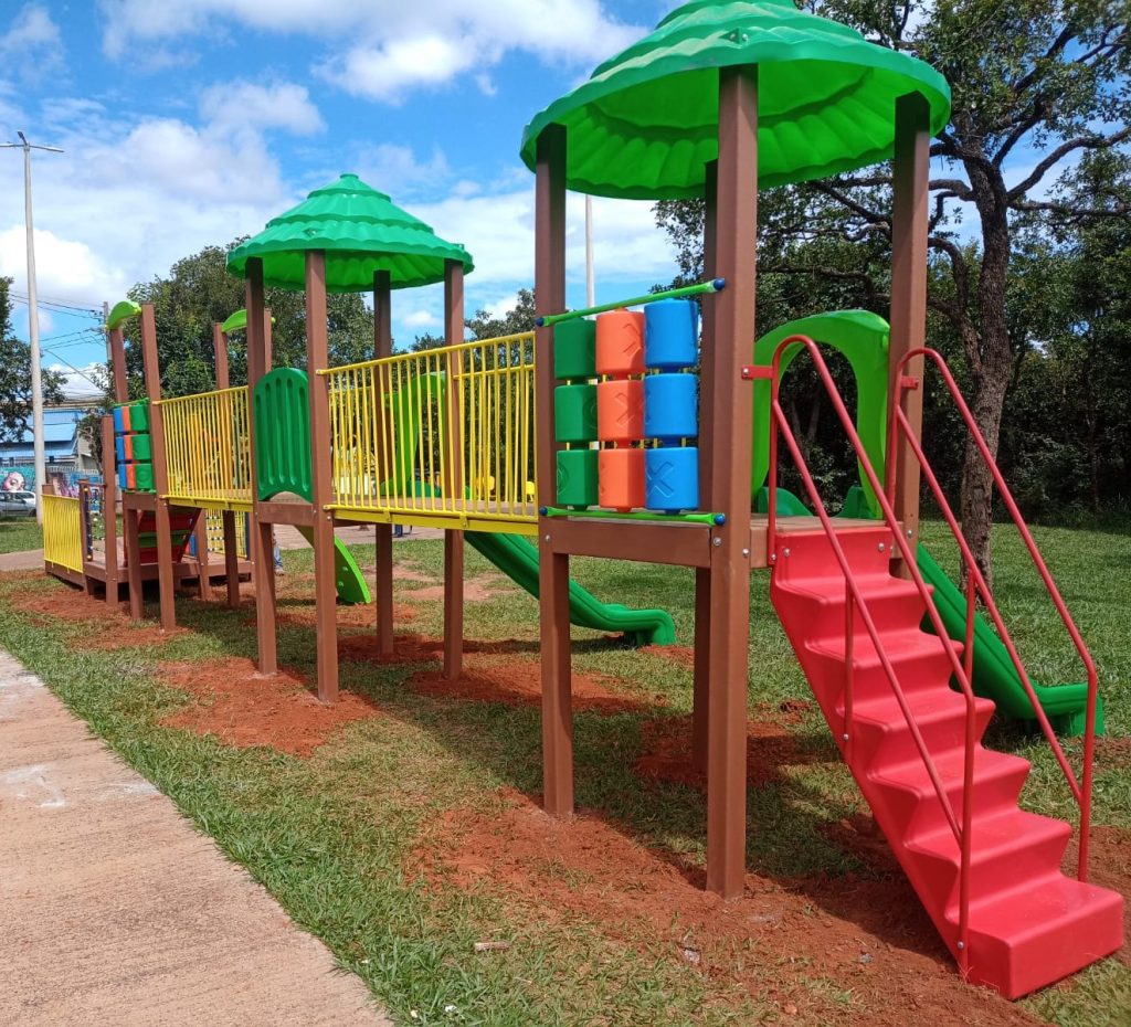 Prefeitura instala playgrounds em praças dos bairros Shopping Park e São Jorge 1