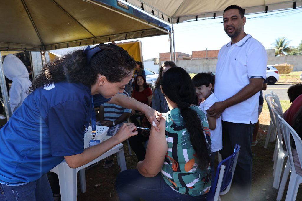 Mais de 4 mil pessoas foram imunizadas hoje (17) no ‘Sabadão da Saúde’ e mais de 1,6 mil criadouros recolhidos pelo ‘Mutirão de Combate à Dengue’ 2