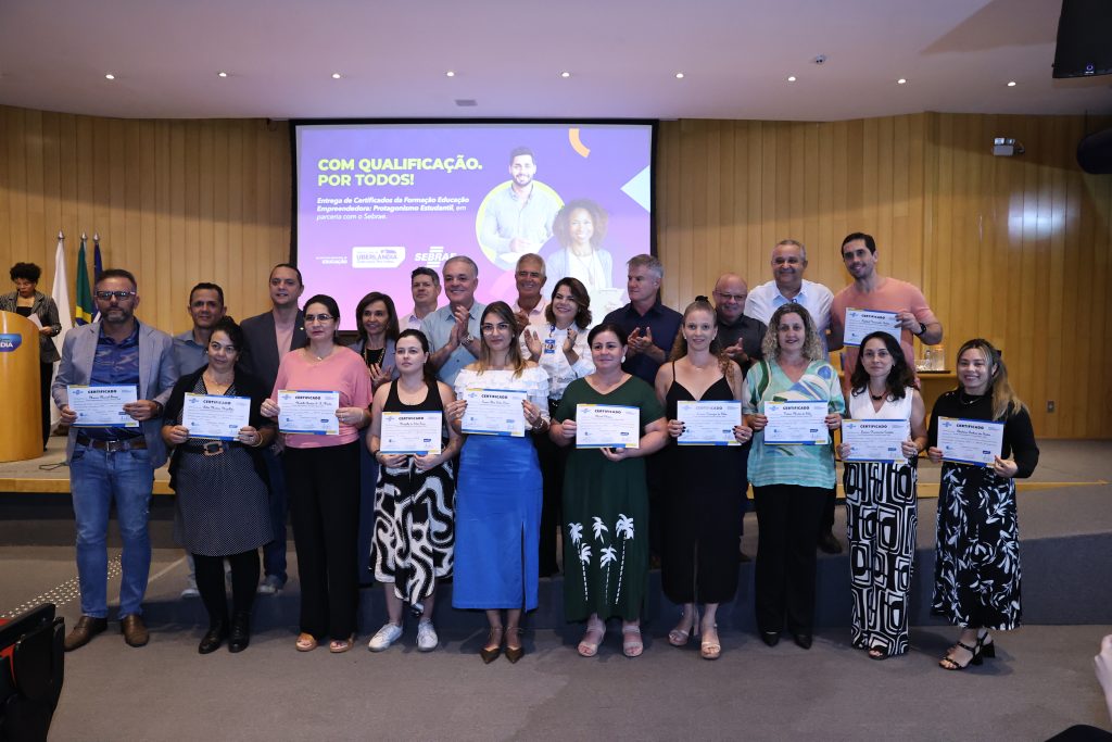 Prefeitura certifica mais de 100 professores pelo programa “Educação Empreendedora – Protagonismo Estudantil” 1