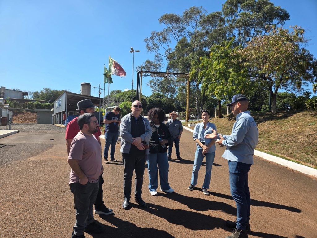 Aterro Sanitário de Uberlândia recebe visita de comitiva chilena e pesquisadores da UFU 1