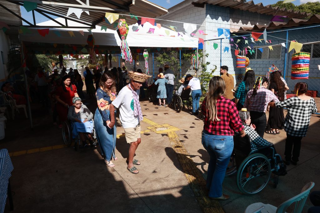 Prefeitura realiza festa junina na Casa Dia e leva alegria a idosos 1
