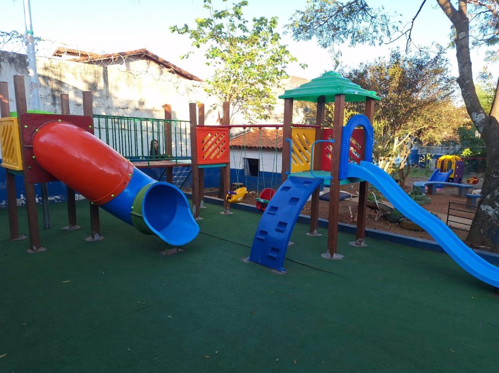 Prefeitura adquire mais de 3,2 mil conjuntos de mesas e cadeiras para modernizar o mobiliário escolar 1
