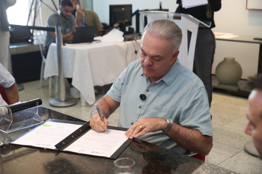 Prefeitura assina ordem de serviço para início das obras de ampliação e reforma do estacionamento do Parque do Sabiá 1