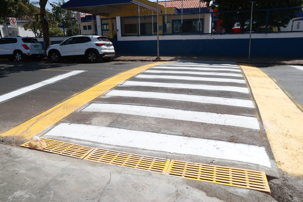 Prefeitura inicia instalação de grelhas em travessias elevadas e rampas de acessibilidade para melhoria da mobilidade e captação de água pluvial 1