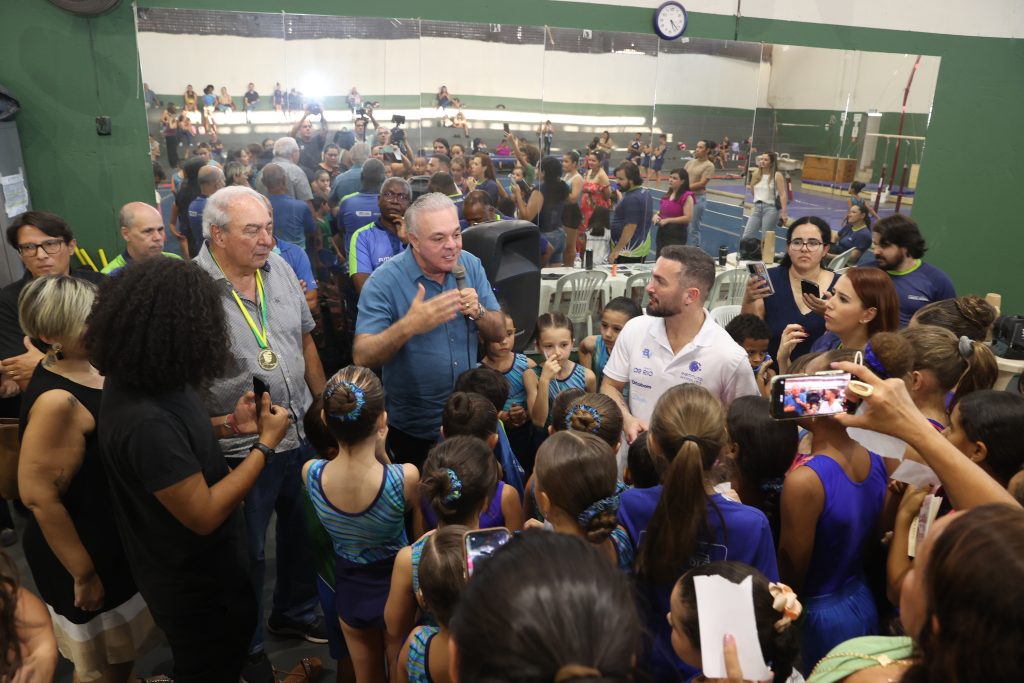 Alunos de escolinha da Prefeitura participam de atividades com o ex-ginasta e medalhista olímpico e mundial Diego Hypólito 1