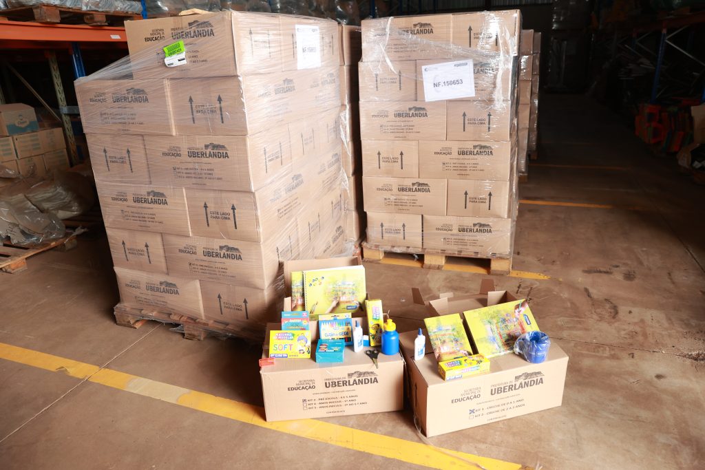 Prefeitura recebe primeiros kits de materiais escolares para o ano letivo de 2026 1