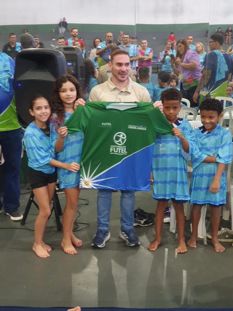 Alunos de ginástica artística da Futel recebem visita do medalhista olímpico e mundial Arthur Zanetti 1